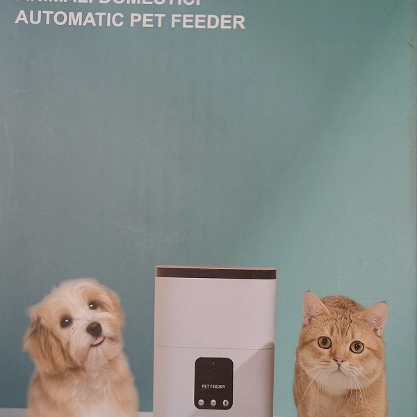 Automatic, pet feeder, pet food dispenser, voice control, integrated camera, smart feeder, WiBY